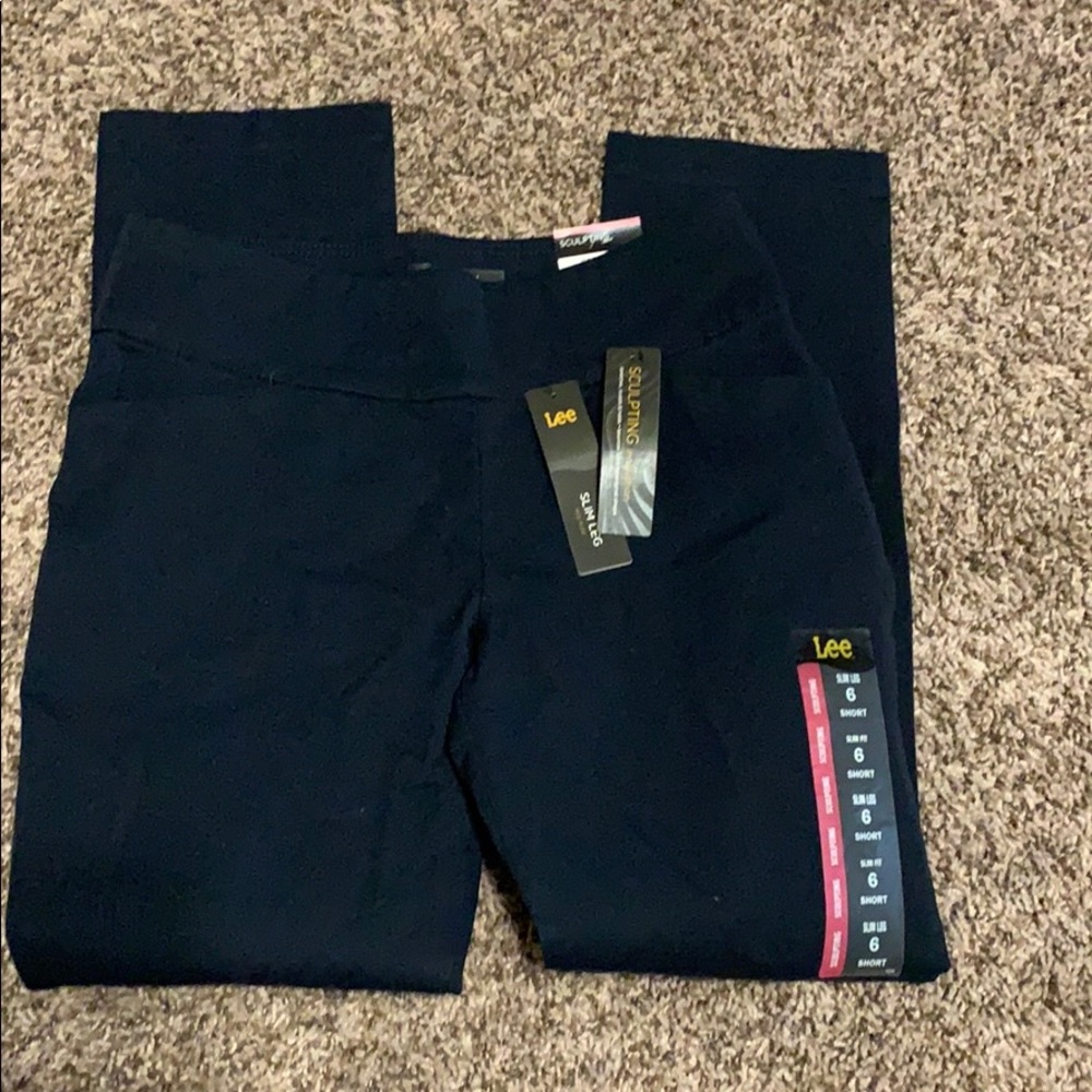 Women’s size 6 short sculpting pants.